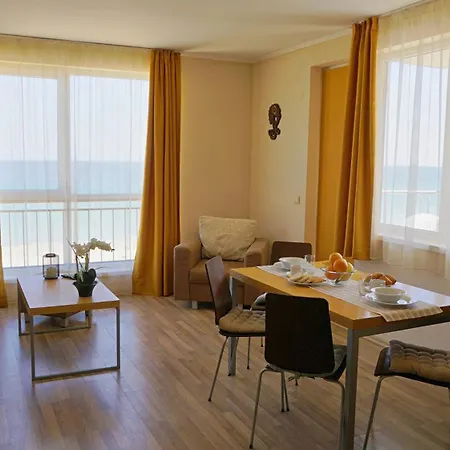 Seafront In דירה *